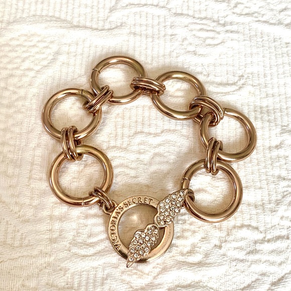 Victoria's Secret Angel Wing Charm Bracelet Rhinestones Gold Tone Toggle - Picture 2 of 9